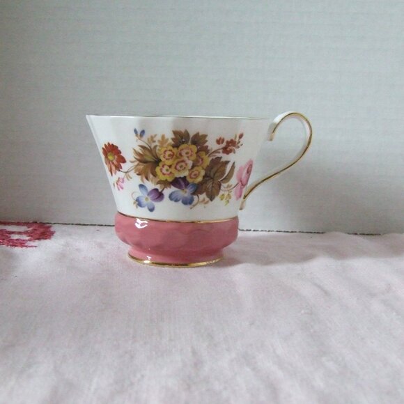 Aynsley teacup and saucer pastel pink and floral pattern vintage fine bone china - Picture 5 of 11